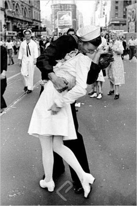 Kissing on VJ Day